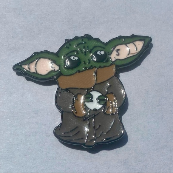 Yoda Alien Enamel Pin New Collectible Star Wars Mandalorian Keepsake Metal Badge - Picture 5 of 9